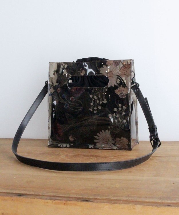 muuc 〈2WAY〉色糸花刺繍模様 ビニール生地 牛革ショルダー紐付き スクエアバッグ ブラック