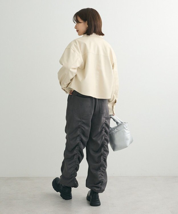 Green Parks ショート丈フェイクレザーシャツ Ecru