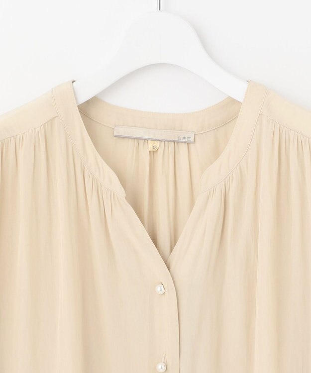 自由区 【WEB限定/セットアップ着用可/洗える】ブライトサテンライト Vネックブラウス ベージュ系