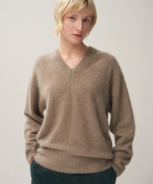 ATON ROYAL CASHMERE FUR | Ｖネックセーター TOP BEIGE