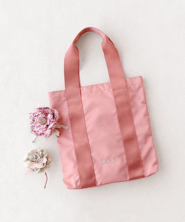 TOCCA 【アップサイクルコサージュ付き・美香＆Lovécoコラボ・数量限定・A4サイズ対応】FLOWER IN HEART BAG バッグ ピンク×カーネーション