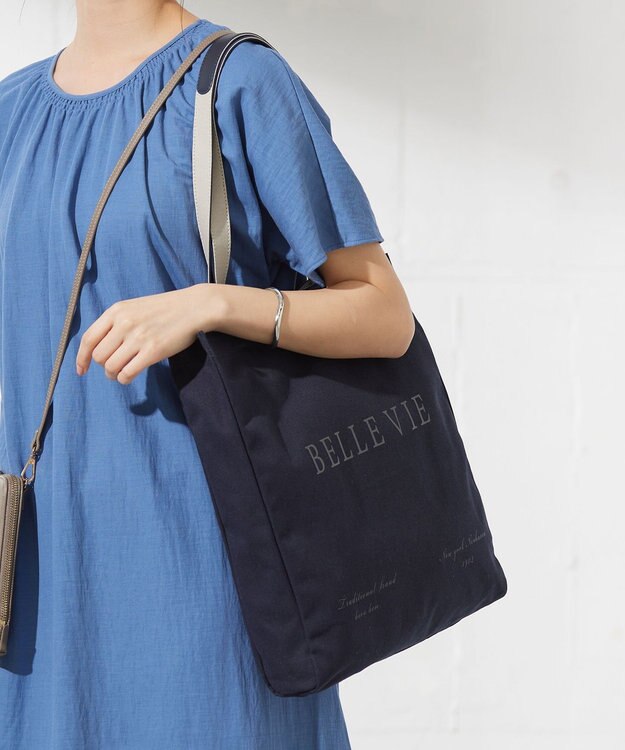 J.PRESS LADIES 【WEB限定カラーあり・セットアイテム・撥水加工・A4サイズ収納可】ポーチ付き PRINTED トート バッグ ネイビー系