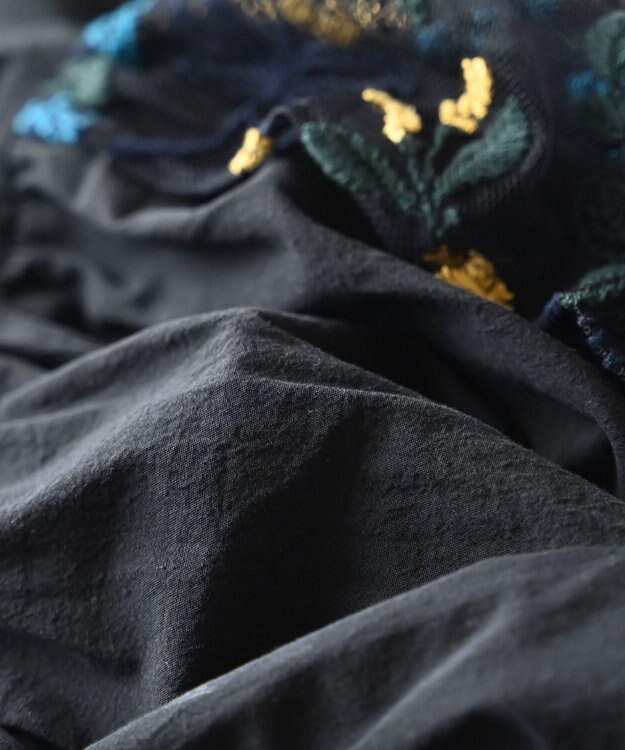 muuc 〈遠州織物の工場で織られた上質なコットン生地〉〈オーガニックコットン〉〈チュール素材に刺繍〉筆記帳刺繍ワンピースドレス ブラック