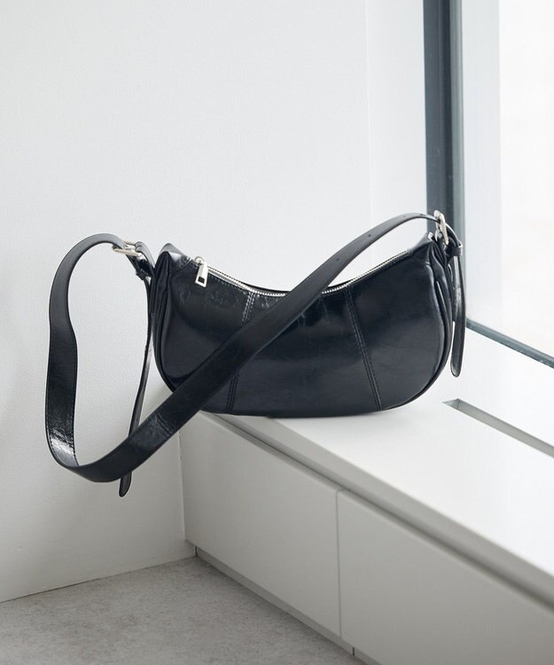 earth music&ecology ハーフムーンバッグ Black