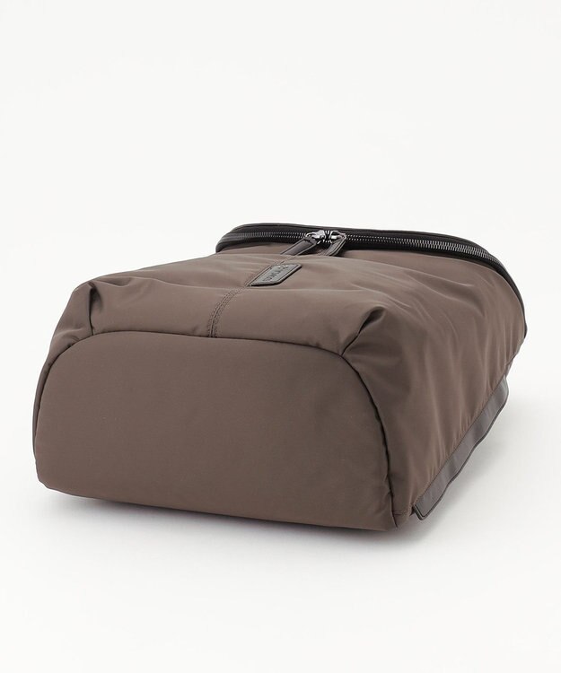 Y'SACCS 【CORDURA×リサイクルレザー】ラウンドフラップリュック カーキ