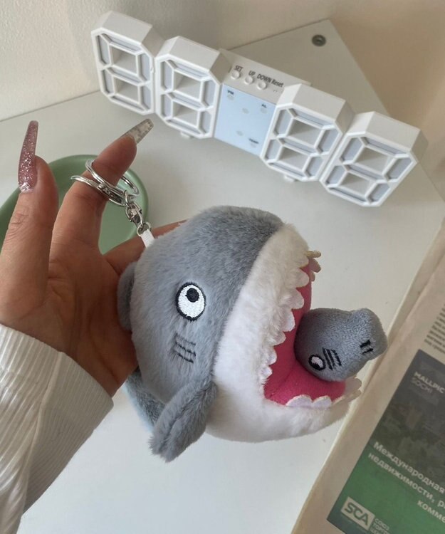 WEGO ふりふりシャークぬいぐるみキーホルダー グレー