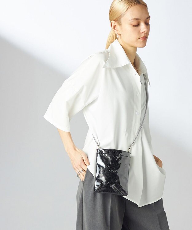 Y'SACCS PVCメタリックショルダーバッグ ブラック