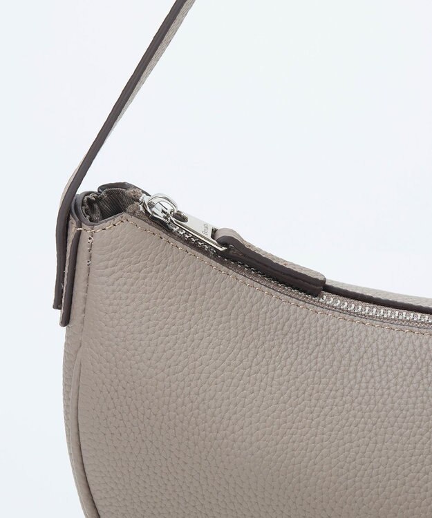 TOPKAPI 【Breath TOPKAPI】シュリンクレザー ハーフムーン ショルダーバッグ / チャーム付き グレージュ