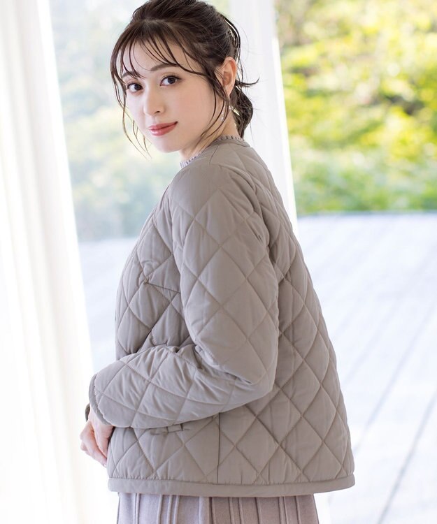 Tiaclasse L コンパクトなシルエットのキルティングショートコート グレージュ