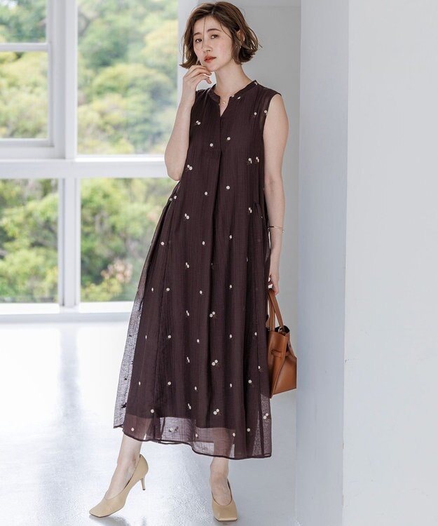 23区 【先行予約/WEB&一部店舗限定】シアーワッシャー 刺繍 ワンピース ダークブラウン×ベージュフラワー系
