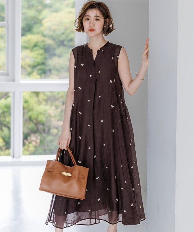 23区 【先行予約/WEB&一部店舗限定】シアーワッシャー 刺繍 ワンピース ダークブラウン×ベージュフラワー系