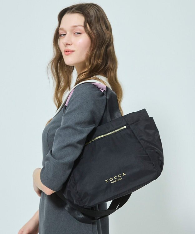 TOCCA 【サスティナブル素材・WEB＆一部店舗限定】NUOTO NYLON TOTE トートバッグ ブラック（ショルダー紫ピンク）