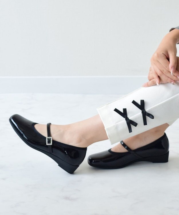 Bridget Birkin ＜3E＞【Bridget Birkin Walk】ビジューストラップコンフォートパンプス ブラックエナメル