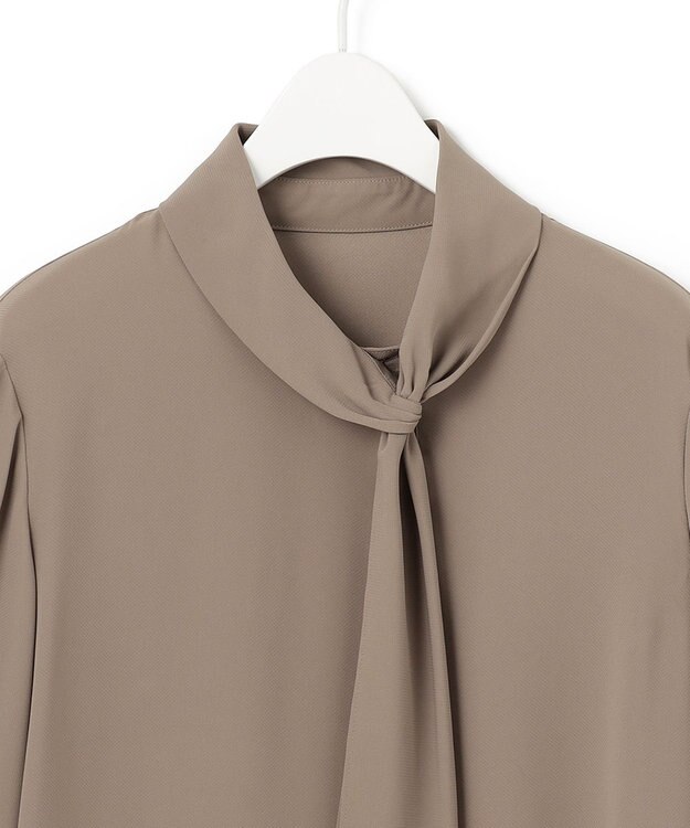 ICB L 【接触冷感・UVケア・速乾・洗える】BackSatinAmunzen ボウタイブラウス フォーン系