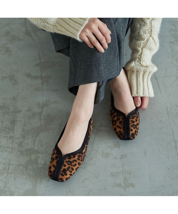 MODE ET JACOMO <carino>スクエアトゥ切り替えデザインフラットパンプス ベージュビー