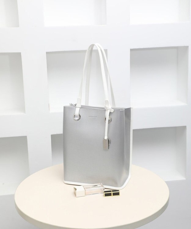 style code 【MERCURYDUO/マーキュリーデュオ】メタルアイレット　縦長トートバッグ 推し活ラージバッグ 縦長ショルダーバッグ シルバー
