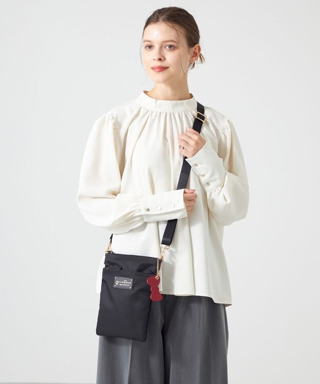 LA BAGAGERIE 【LA BAGAGERIE×HELLO KITTY】リボンチャーム付き　スクエアポシェット ブラック
