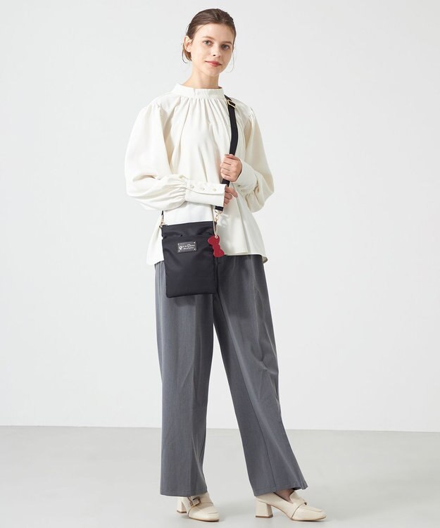 LA BAGAGERIE 【LA BAGAGERIE×HELLO KITTY】リボンチャーム付き　スクエアポシェット ブラック