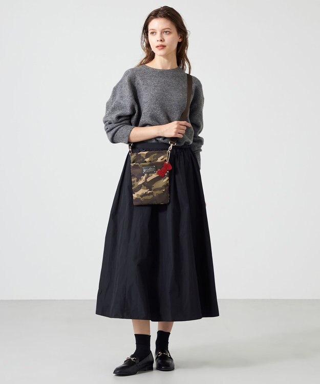 LA BAGAGERIE 【LA BAGAGERIE×HELLO KITTY】リボンチャーム付き　スクエアポシェット カーキ