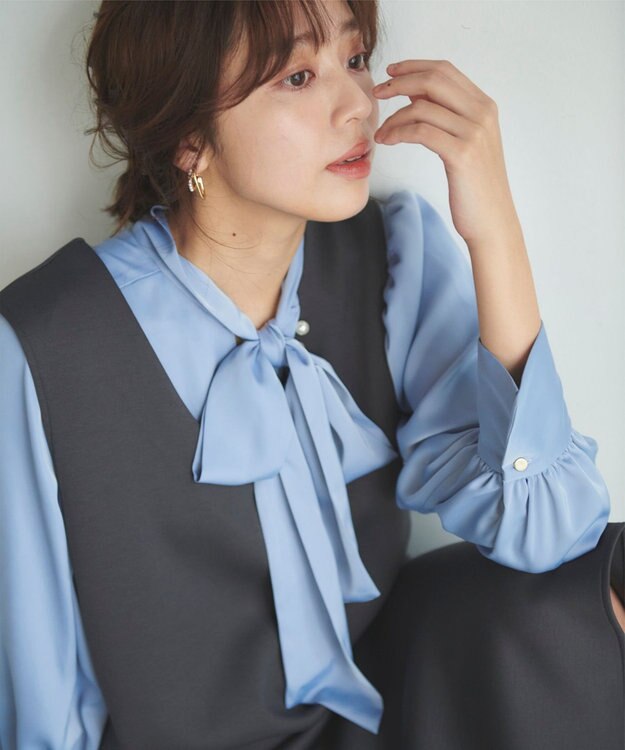 Feroux 【洗える】サテンボウタイ ブラウス スカイブルー系