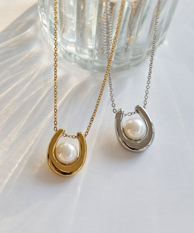 Phoebe 〈金属アレルギー対応〉メタリックパールホースシューネックレス　シルバー　ステンレス/馬蹄/蹄鉄/ラッキーモチーフ/ギフト/プレゼント/大ぶり シルバー