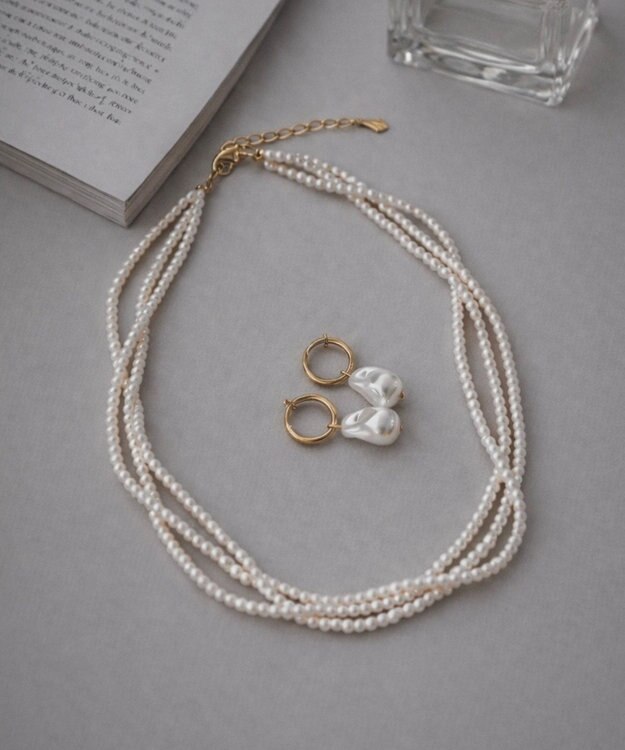 Phoebe <オンワード限定セット>3連ビーズパールネックレス×バランスバロックパールフープイヤリング ホワイト