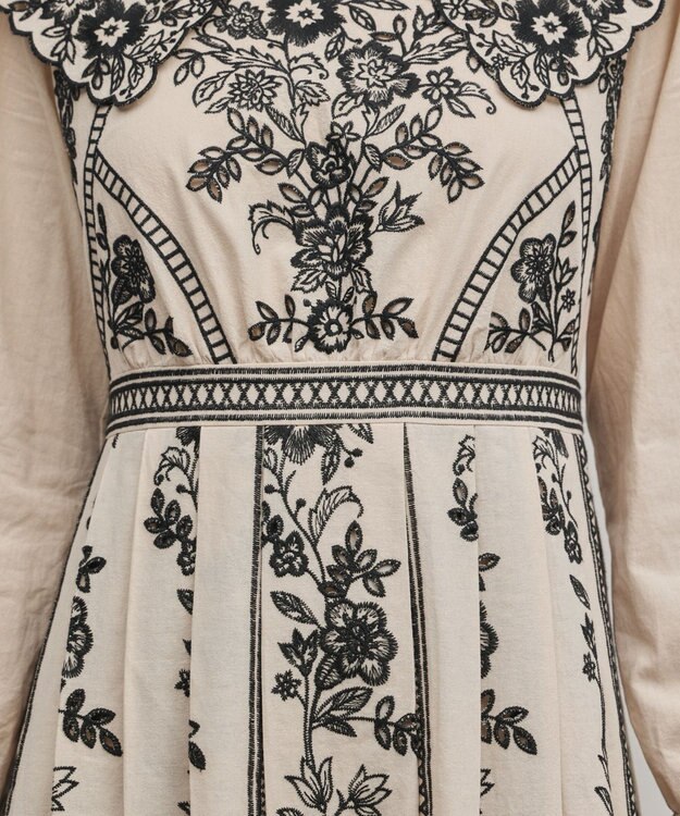 GRACE CONTINENTAL パターン刺繍ワンピース ベージュ