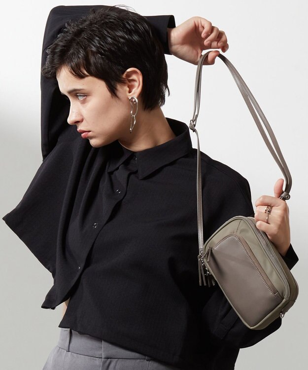 Y'SACCS ナイロン×リサイクルレザー　コンビマルチポシェット グレージュ