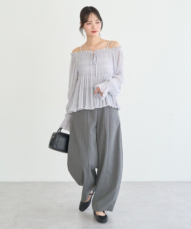earth music&ecology 【2WAY】シャーリングフリルオフショルブラウス Light Gray