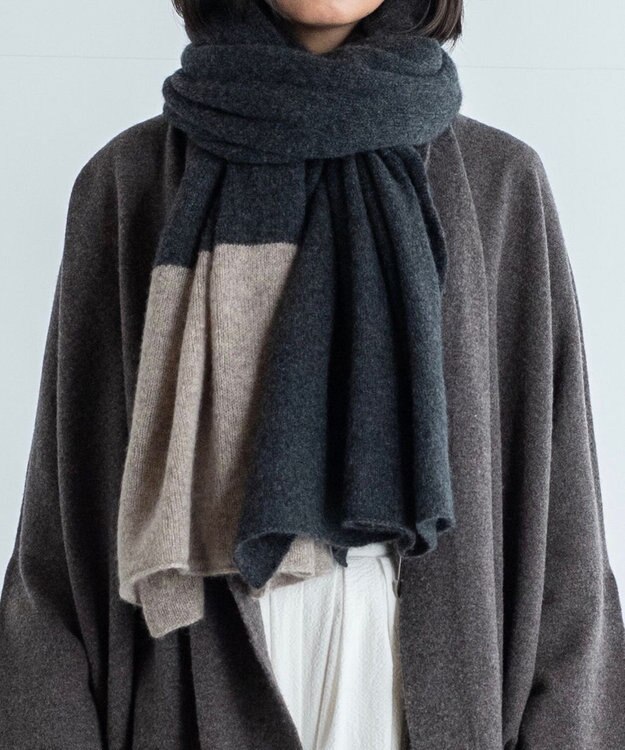 AND WOOL 〈上質な素材と手仕事から生まれた優しいニット〉カシミヤ100%の大判ストール（ツートンカラー） チャコール×ベージュ