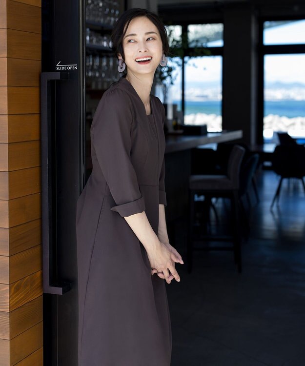 Tiaclasse 【洗える】裾に向かってエレガントに広がる美光沢フレアワンピース チャコールグレー