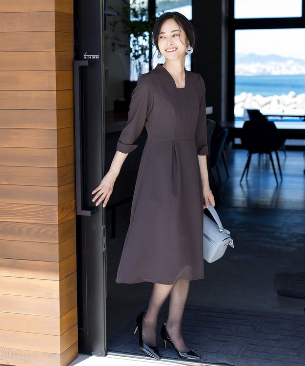 Tiaclasse 【洗える】裾に向かってエレガントに広がる美光沢フレアワンピース チャコールグレー