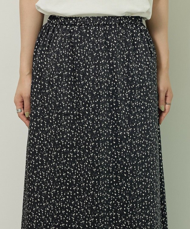 Green Parks すっきり見えシルエットサテンナロースカート Flower Black