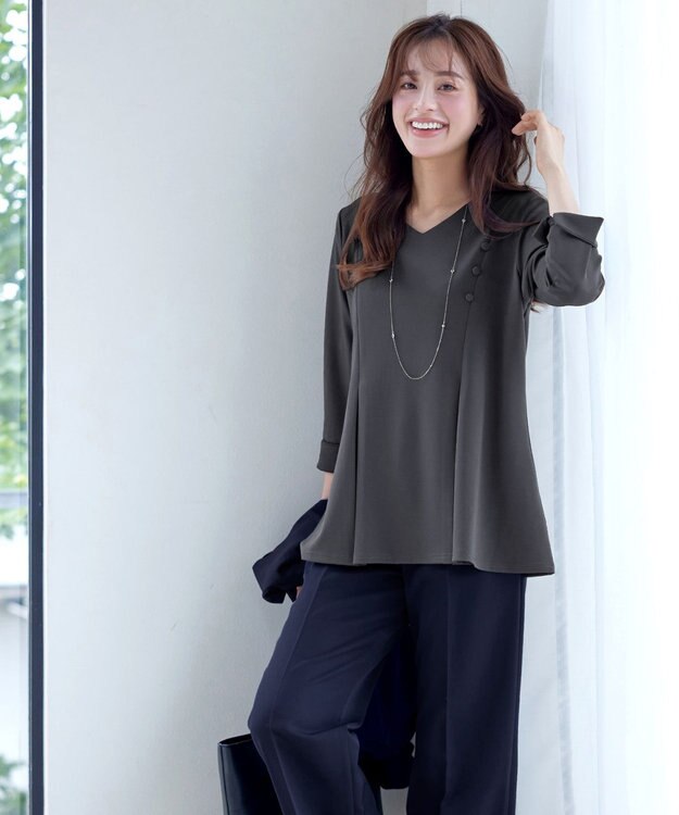 Tiaclasse L 【洗える】美ラインタックボタンカットソートップス チャコールグレー
