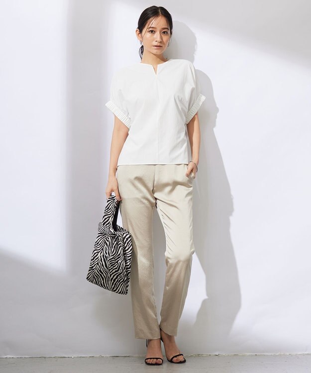 ICB 【MAG×スタイリストコラボ】シャイニーシアーニット×サテンストレートパンツ ブラックニット×ベージュパンツ