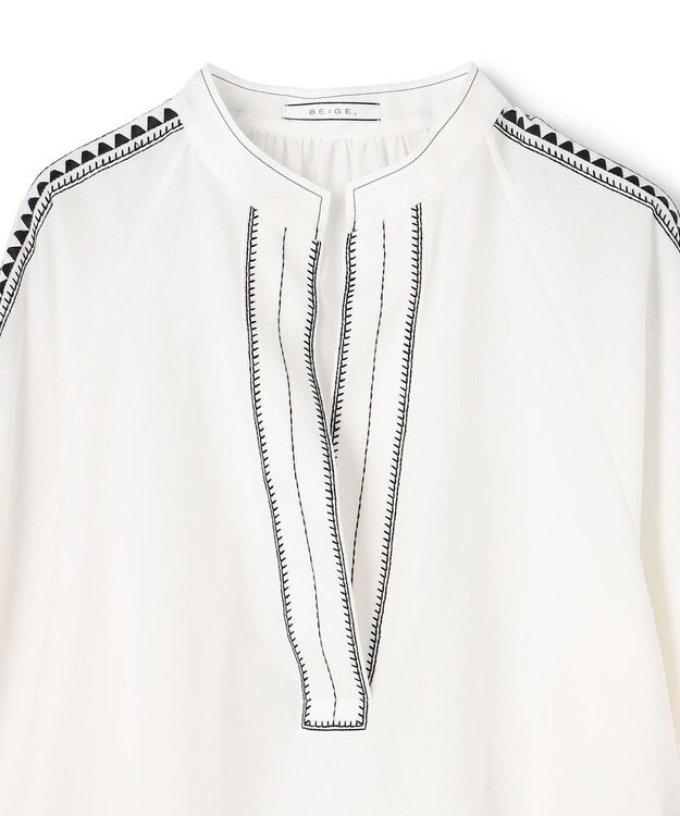 BEIGE， AXI / 刺繍ステッチ ドルマンスタンドブラウス Ecru