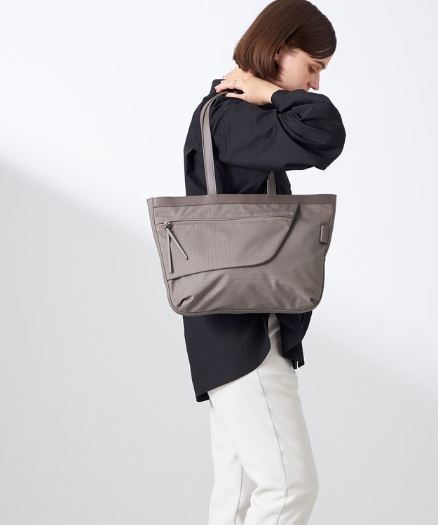 Y'SACCS コーデュロイライクナイロントート グレージュ