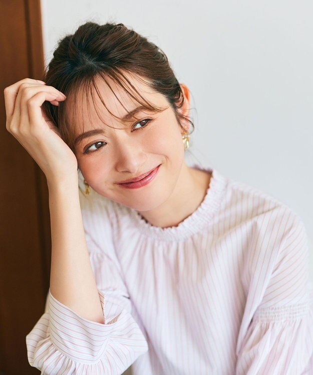 ANY SIS 【洗える】シャーリングフリルスタンド ブラウス ピンクストライプ