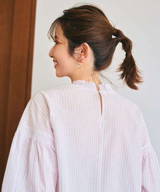 ANY SIS 【洗える】シャーリングフリルスタンド ブラウス ピンクストライプ