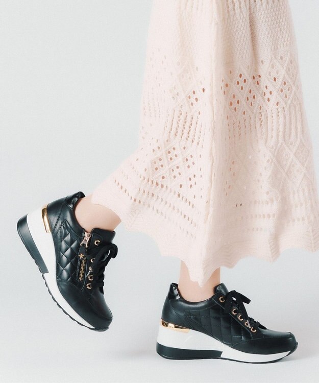 Dominic3 ヒールアップ サイドキルティング ジップスニーカー ブラック