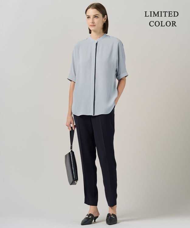 ICB L 【人気のため新色追加・接触冷感・UVケア・速乾・洗える】BackSatinAmunzen 5分袖バンドカラーブラウス サックスグレー系［WEB限定］