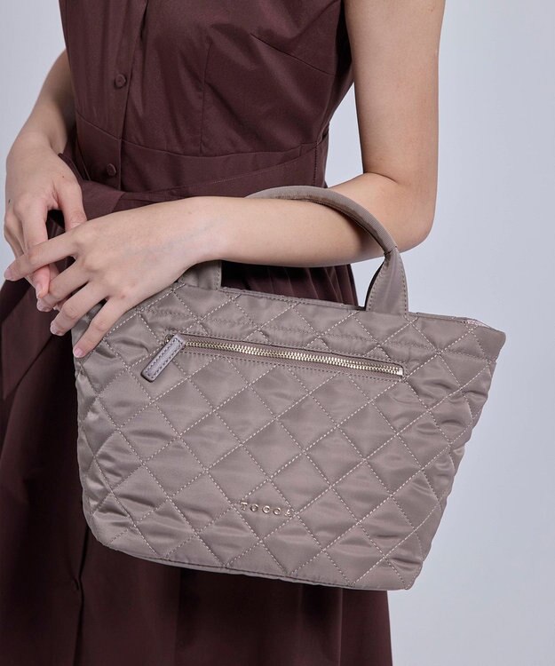 TOCCA TRACE PAVE FASTENER TOTE ナイロンキルトバッグ べージュ系
