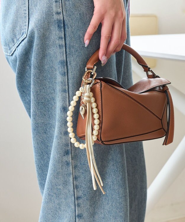 Phoebe エレガントパールストラップチャーム ホワイト