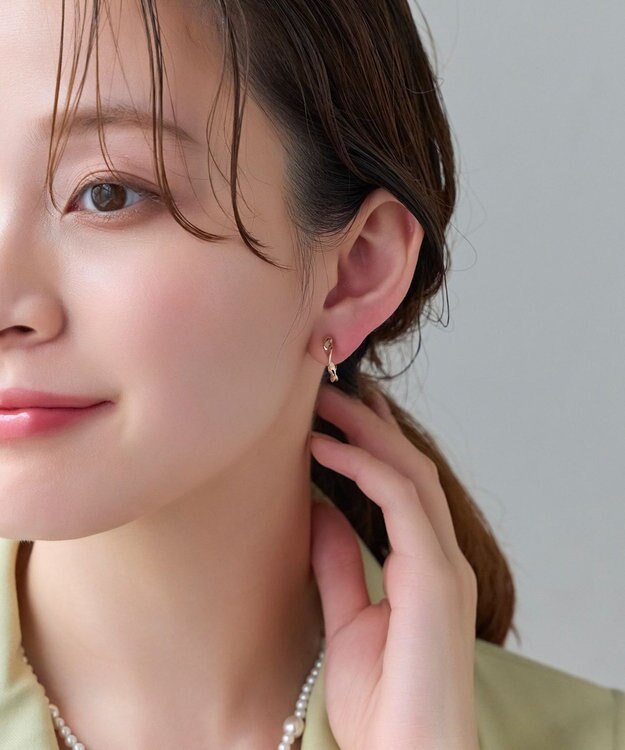 Phoebe 【金属アレルギー対応】【痛くないシリーズ】モーションメタルクリスタルループフィットイヤリング　シャンパンゴールド シャンパンゴールド