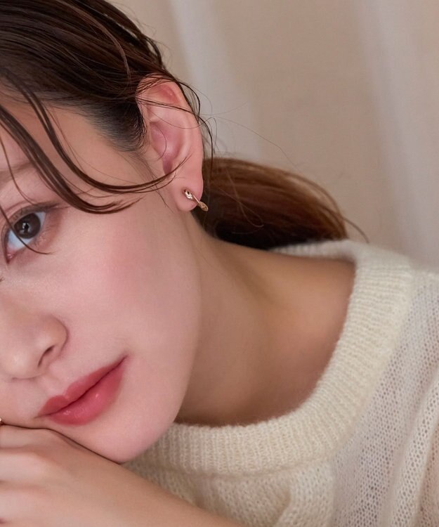 Phoebe 【金属アレルギー対応】【痛くないシリーズ】モーションメタルクリスタルループフィットイヤリング　シャンパンゴールド シャンパンゴールド