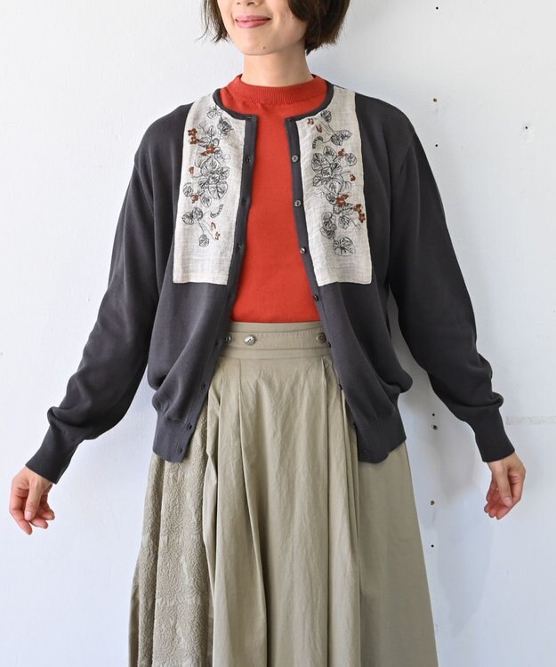 muuc 〈細番手の高級綿糸コットンコーマ糸〉〈洗練された繊維だけを残した滑らかな肌触り〉スミレ押し花刺繍のカーディガン グレー