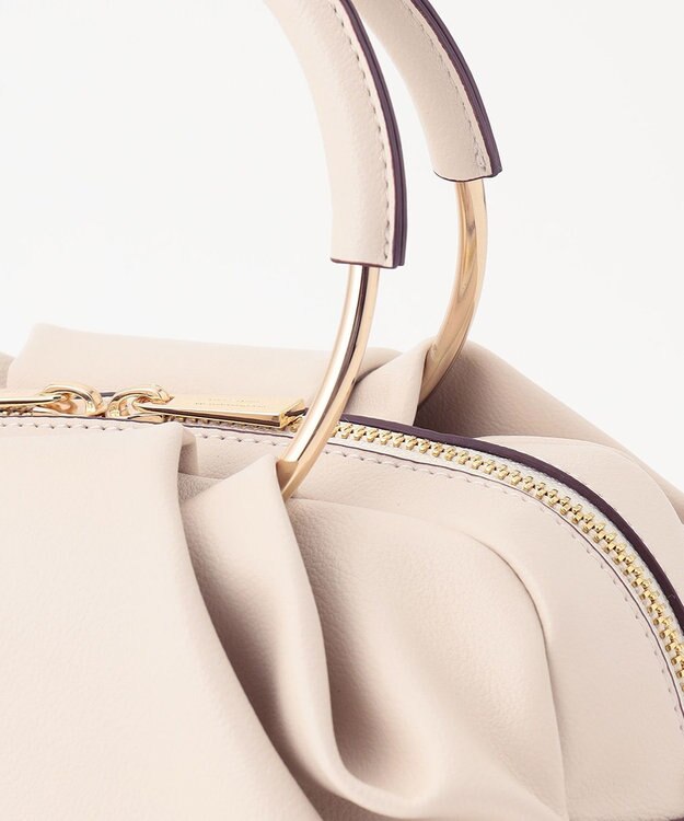 23区 メタルハンドル ショルダー バッグ アイボリー系