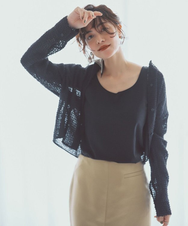 ICB L 【洗える】フェザーエンブロイダリー クロップドシャツ ブラック系