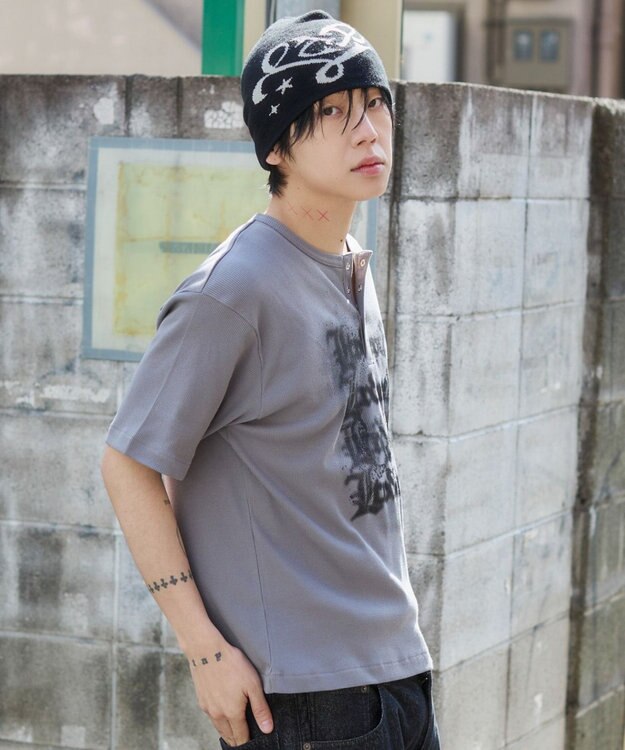 WEGO 【ユニセックス着用ITEM】グラフィックヘンリーネックT（SS） グレー