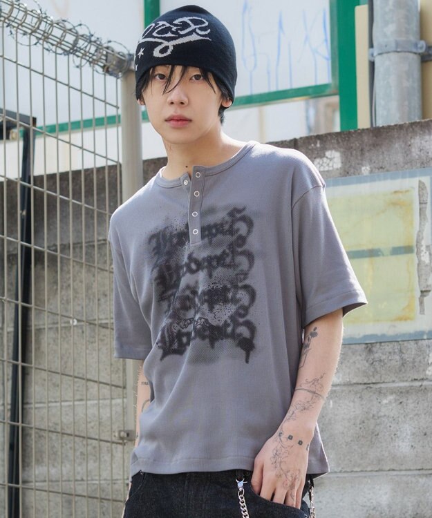 WEGO 【ユニセックス着用ITEM】グラフィックヘンリーネックT（SS） グレー